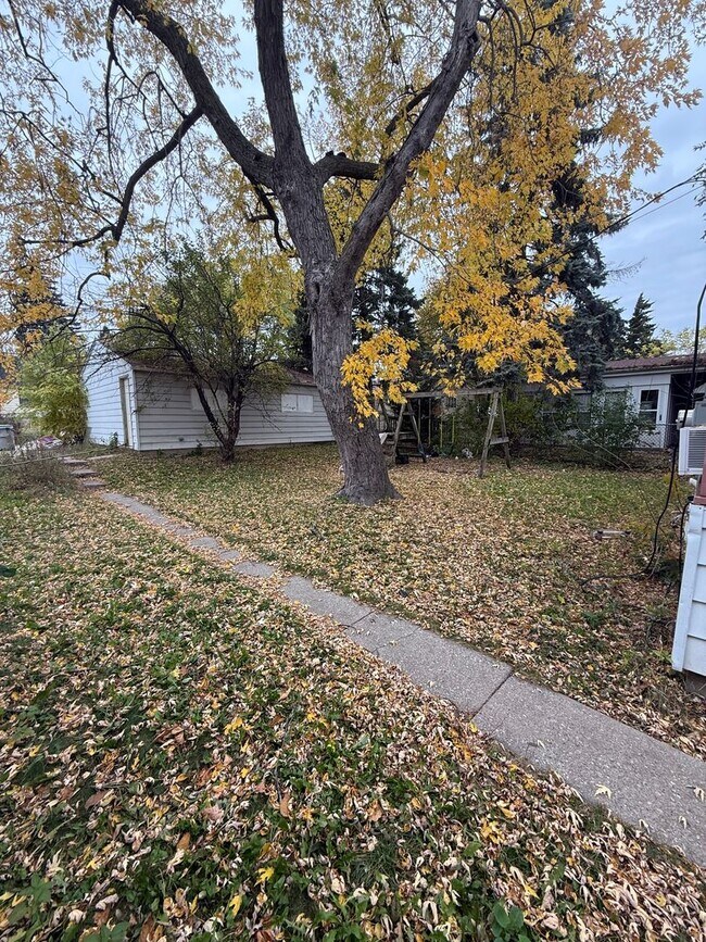 Building Photo - 3BR SINGLE FAMILY, YARD, GARAGE, FULL BASEMENT, NICE!!