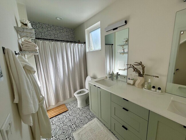 Building Photo - Spacious Ballard Townhome- 2 Bedrooms with Parking