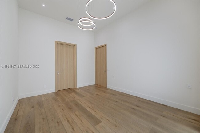 Building Photo - 635 SW 9th St