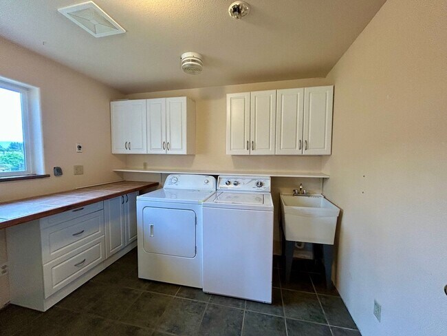 Building Photo - 3 Bedroom Home on Two Acres