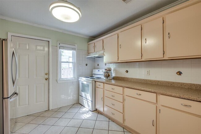 Building Photo - 4630 Kelton Dr