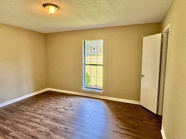 Building Photo - Modern 3-Bedroom Beauty