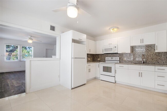 Building Photo - 2352 SW 26th Ln