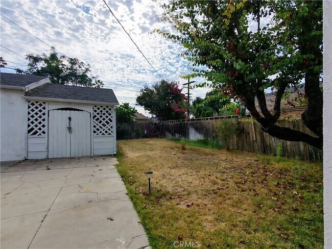 Building Photo - 3907 Edgehill Dr