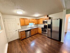Building Photo - 1mo Free! Updated Top Floor 2-Bed with Was...
