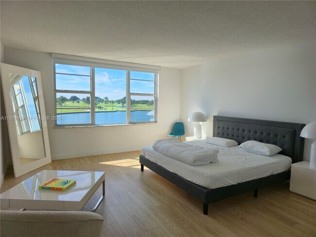 Building Photo - 9250 W Bay Harbor Dr