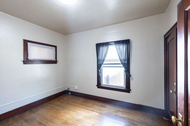 Building Photo - W347IL