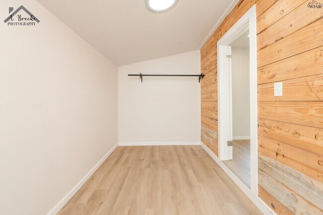 Building Photo - 415 N Oak St