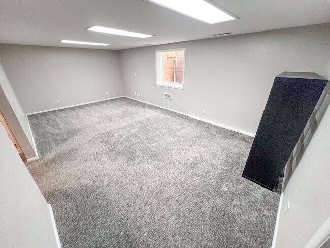 Building Photo - 147 W Fremont Ave