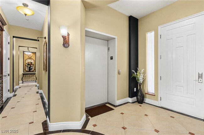 Building Photo - 9145 Tesoras Dr