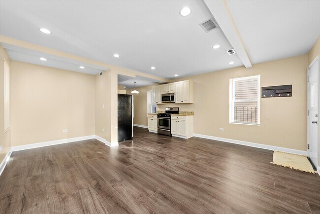 Building Photo - 552 W Cullerton St