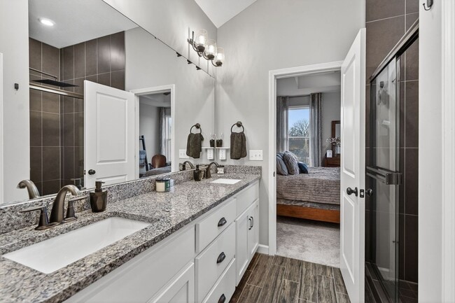 Building Photo - 4 Bed 3 Bath Home | Finished Basement, 2nd Kitchen, Private Backyard | Lee’s Summit