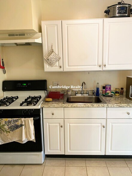 Building Photo - 70 Craigie St