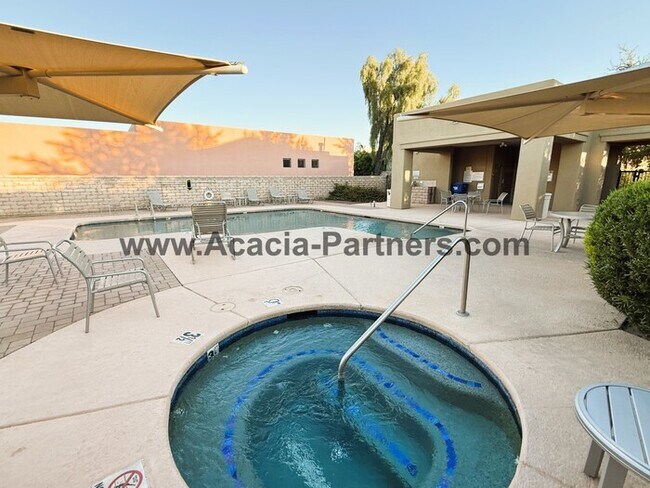 Building Photo - Three bedroom home in Barrio Central