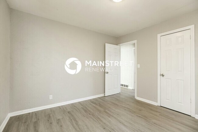 Building Photo - 3 Bedroom Pet-Friendly Home in Kansas City, MO with Main Street Renewal
