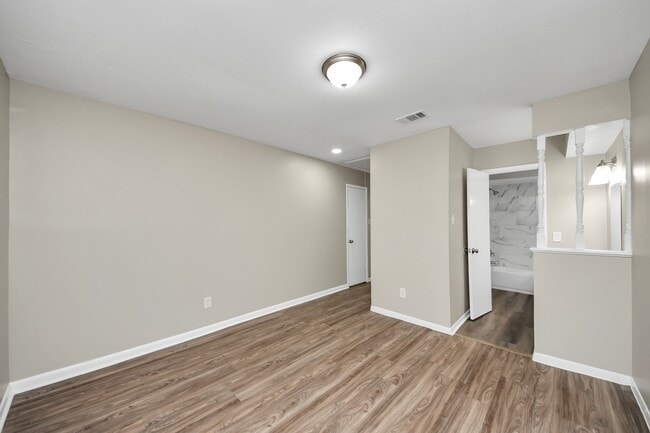 Building Photo - 1736 Crestdale Dr