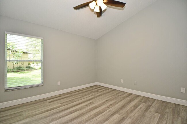 Building Photo - Beautiful Home in Alafaya Woods Totally Re...
