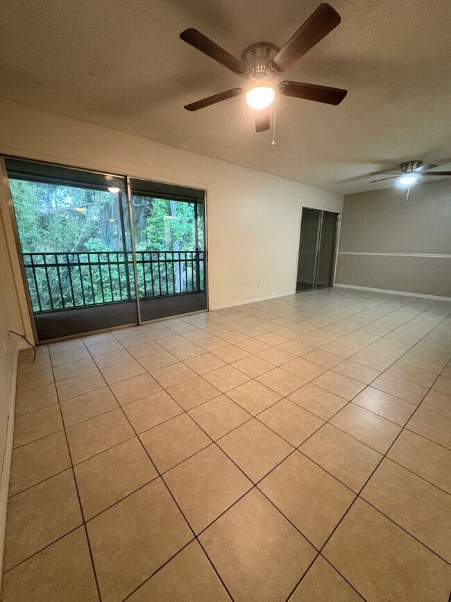 Building Photo - Top-Floor 2 Bed / 2 Bath Condo in Sought-A...