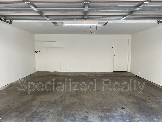 Building Photo - 13901 Sayre St