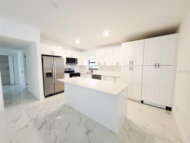 Building Photo - 2511 Drake Dr