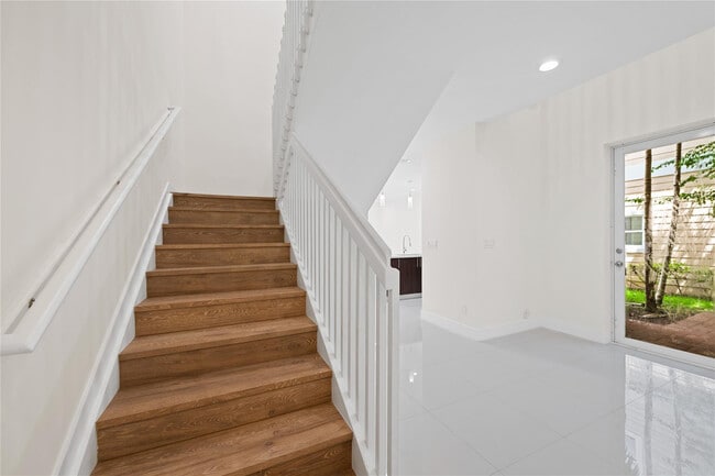 Building Photo - 1430 SW 4th Ave