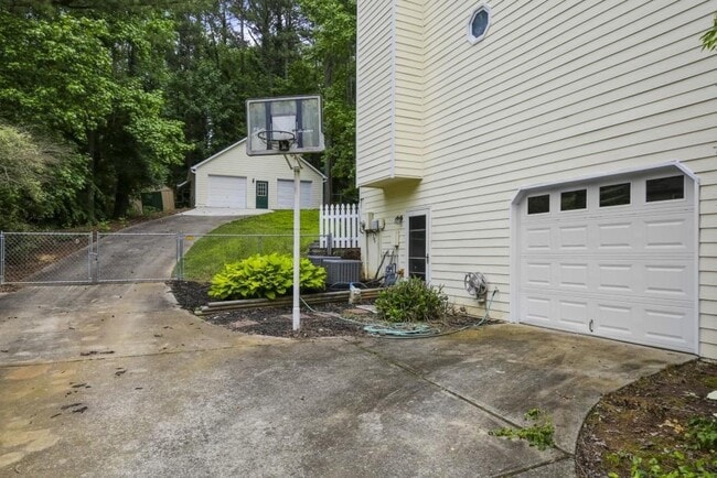 Building Photo - 1312 Dungan Dr NW