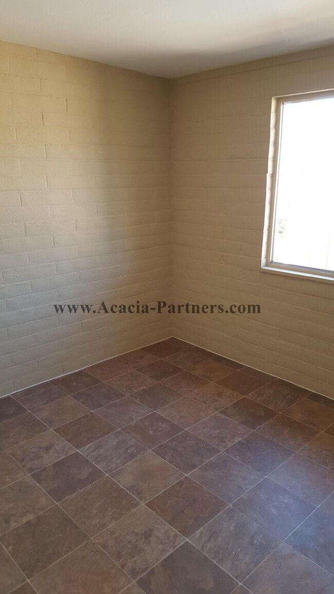 Building Photo - 3 Bedroom Eastside w/ Carport, Fireplace &...