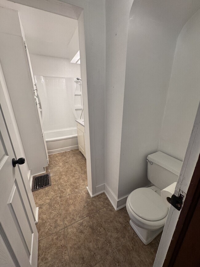 Building Photo - 813 E Washington St