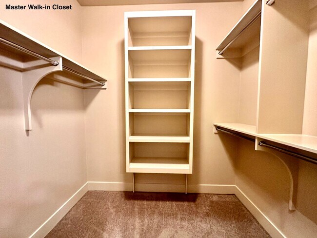 Building Photo - Luxury Living Near Valley River!