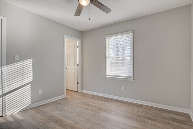 Building Photo - Newly Remodeled 1 Bedroom Condo in Prime Location! No Pets