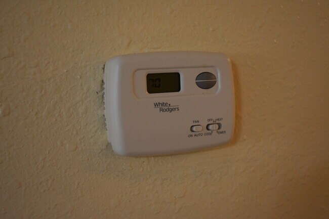 Building Photo - 2526 Red Robin Dr W