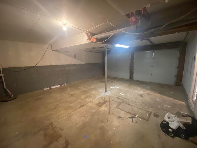 Building Photo - 5970 Almina Dr