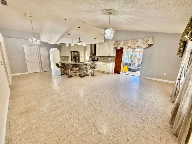 Building Photo - 125 SW Donna Terrace