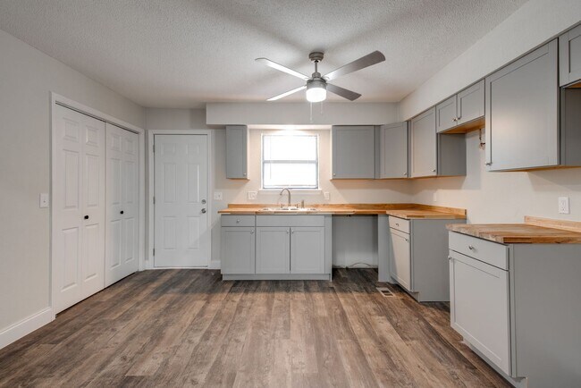 Building Photo - 718 Salem Rd