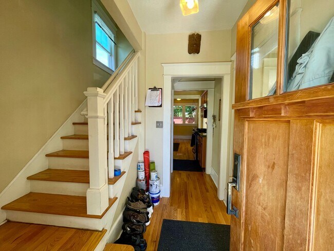 Building Photo - Lovely NE  3 Bed 2 Bath - King Neighborhood - A/C, Garage and Location!