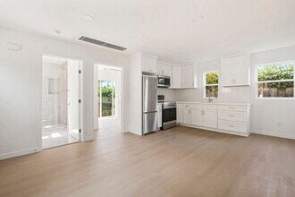 Building Photo - 1 Bedroom 1 Bath downstairs unit in Univer...