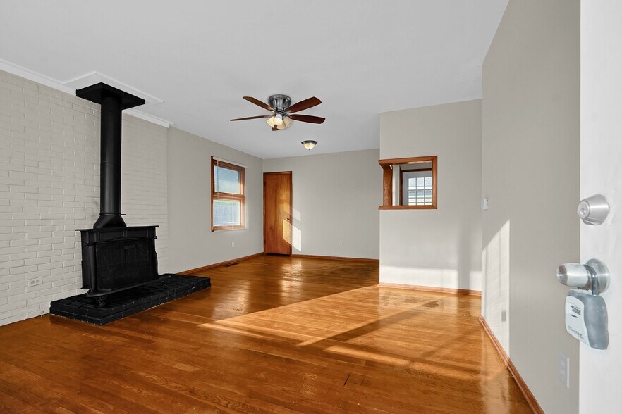 Building Photo - 995 Wiltshire Rd