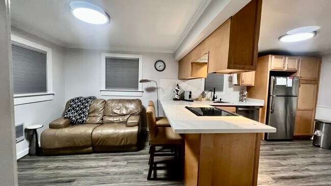 Building Photo - 551 N 137th St