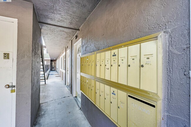 Building Photo - 1180 Saranap Ave