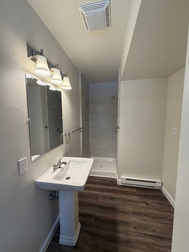 Building Photo - Beautifully remodeled and completed 1 bedroom apartment. FREE MONTH OF RENT!*