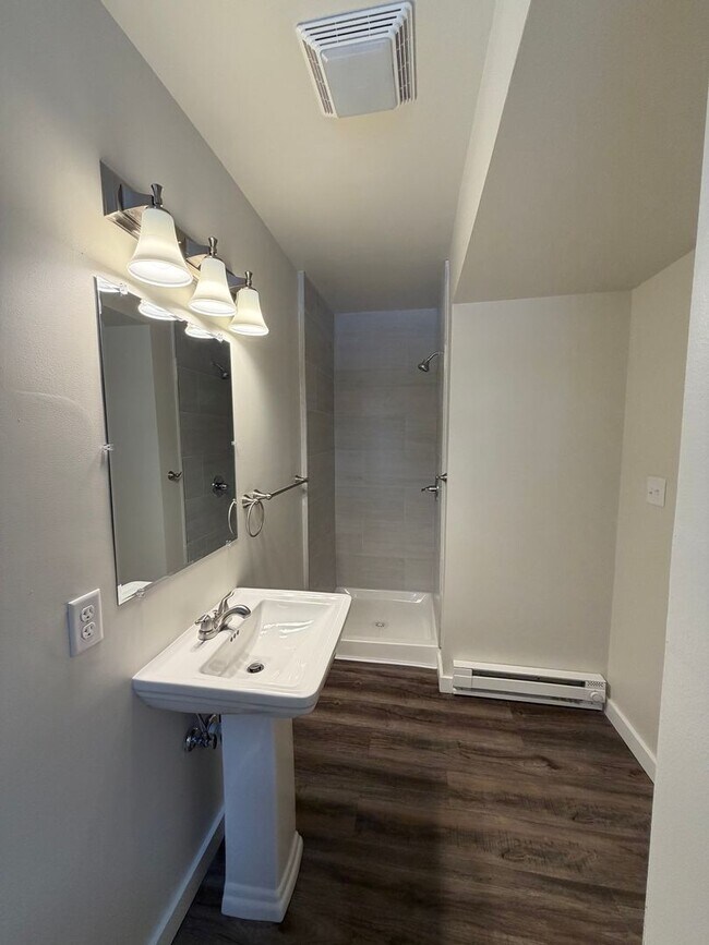 Building Photo - Beautifully remodeled and completed 1 Bedroom apartment.