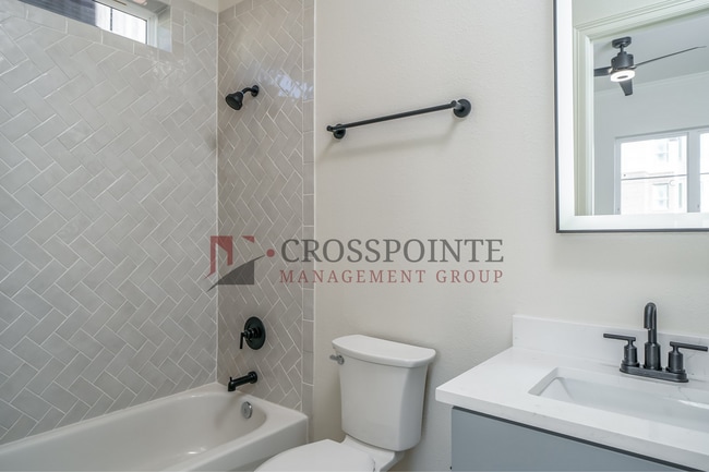 Building Photo - Luxury 3 bedroom, 3.5 Bath, 2 Car Garage Townhome- Fully Furnished!