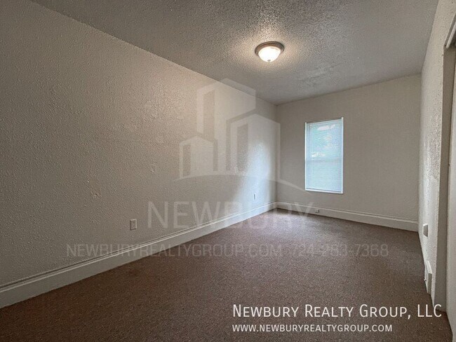 Building Photo - 37 Hickory St