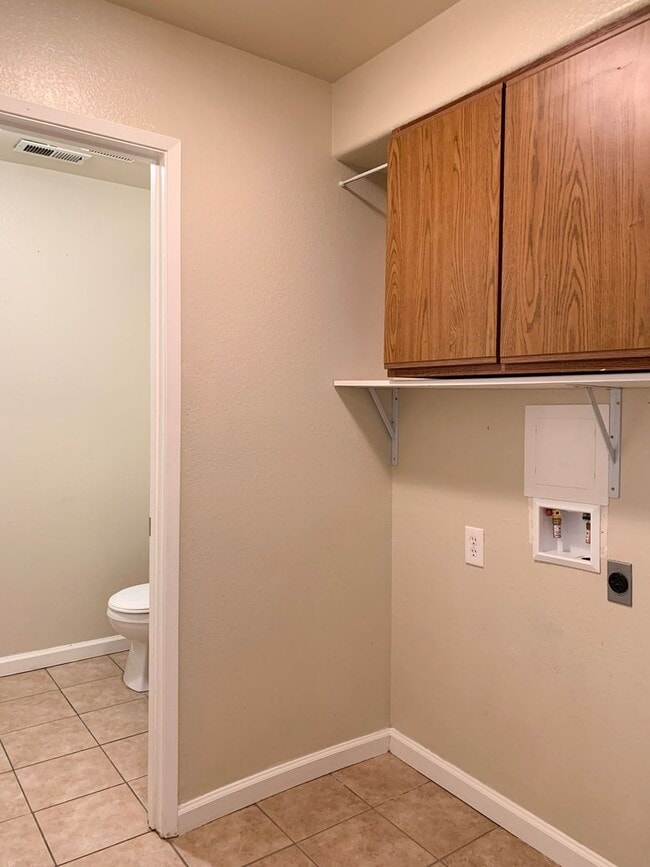 Building Photo - 4 Bedroom Home in Hollister with Huge Backyard!