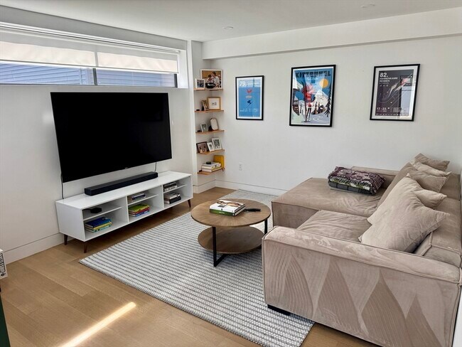 Building Photo - 22 Parker St