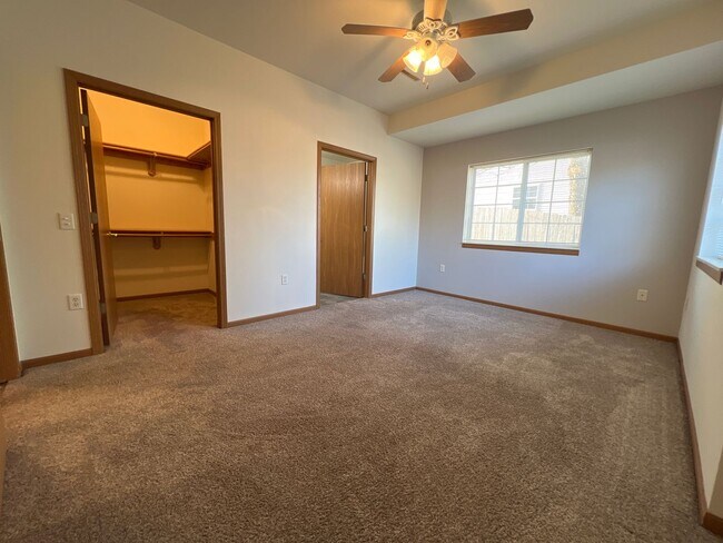 Building Photo - Large 2 Bedroom, 2 Bath apartment with 2 c...