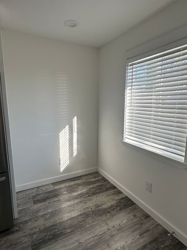 Building Photo - Recently Remodeled, Large 1 bedroom Duplex
