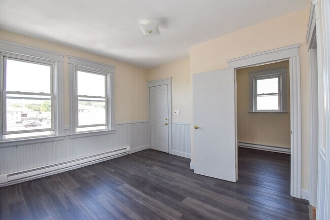 Building Photo - 979 Mineral Spring Ave