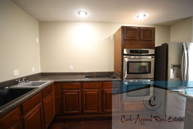 Building Photo - Internet included!! Spacious 1 bed /1 full bath apt - includes washer/dryer