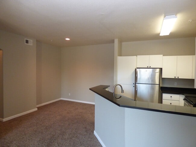 Building Photo - 1641 W Canal Cir